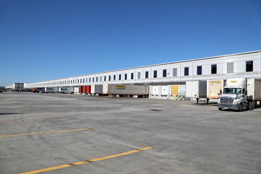 More Photos Of 101-105 Sh Morgan Pky, Bloomingdale Distribution For Lease