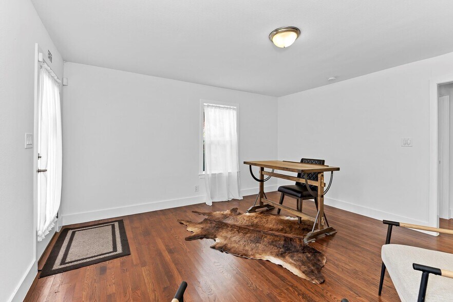 More Photos Of 1512 W Koenig Ln, Austin Office For Sale