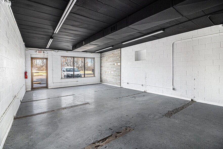 More Photos Of 3898 Joslyn Rd, Lake Orion General Retail For Lease