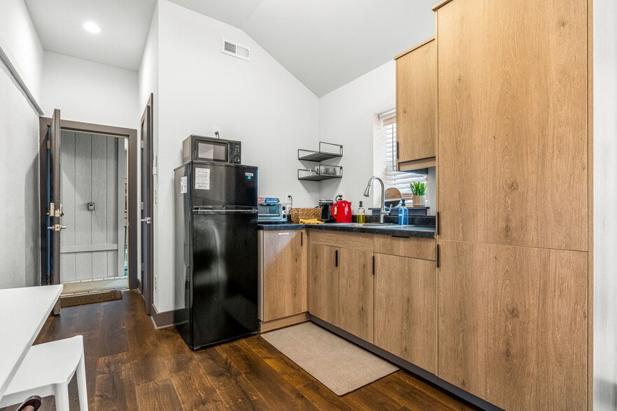 More Photos Of 207 Bank St, New Albany Apartments For Sale