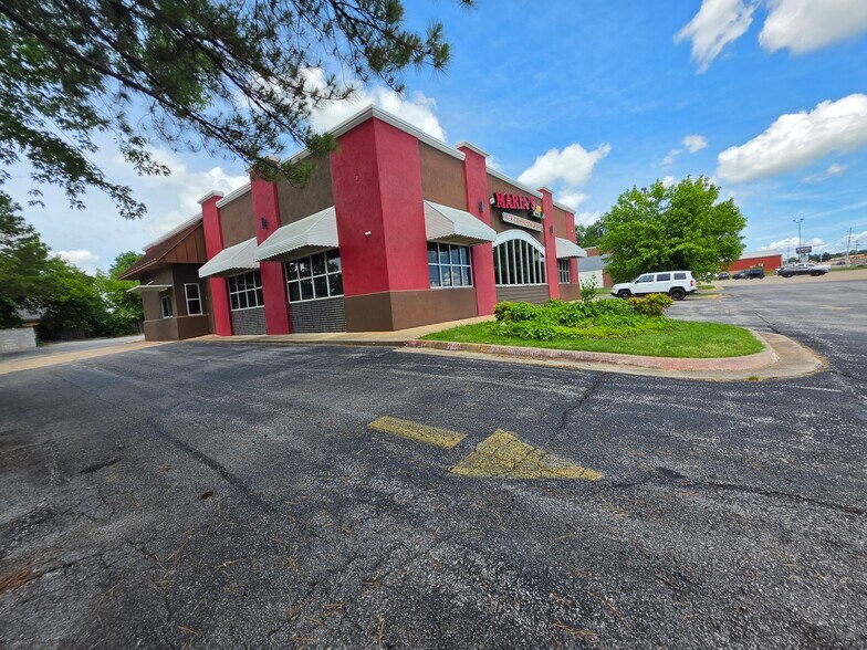 More Photos Of 2813 W Walnut St, Rogers Restaurant For Sale