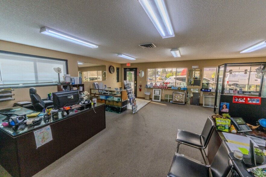 More Photos Of 8859-8863 SW Commercial St, Tigard Office For Sale