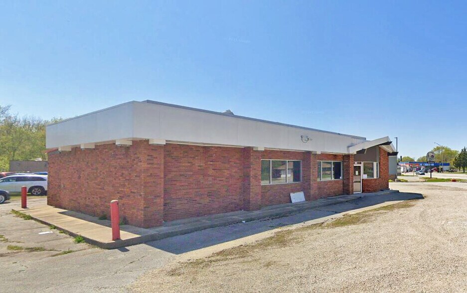 Primary Photo Of 401 Sauk Trl, Park Forest Freestanding For Sale