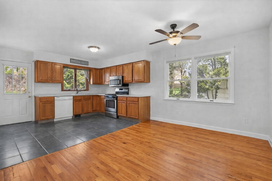 More Photos Of 21 Division St, Greenwich Multifamily For Sale