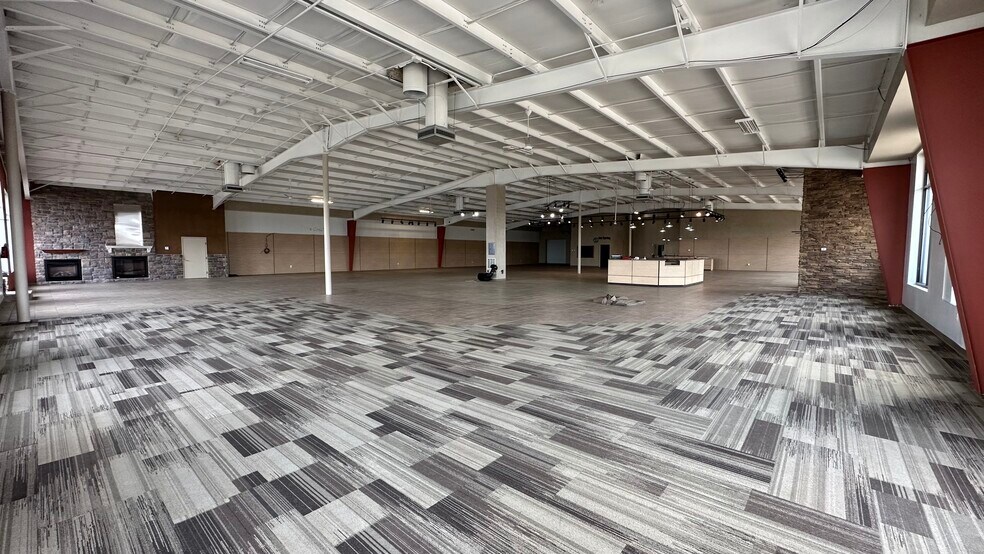 More Photos Of 2401 1/2 Empire, Bloomington General Retail For Sale