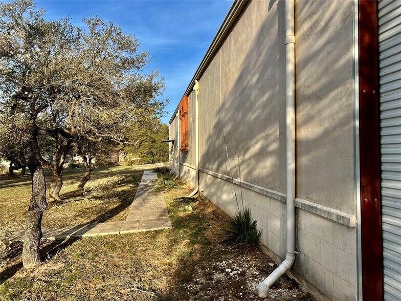 More Photos Of 15402 Dexler Dr, Austin Showroom For Lease