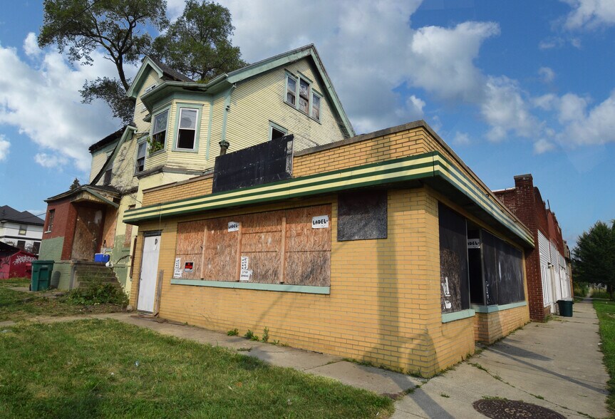 More Photos Of 801 Ml King Ave, Flint Storefront Retail Residential For Sale
