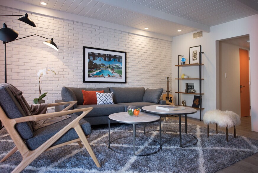 More Photos Of 111 S Via Las Palmas, Palm Springs Hotel For Sale