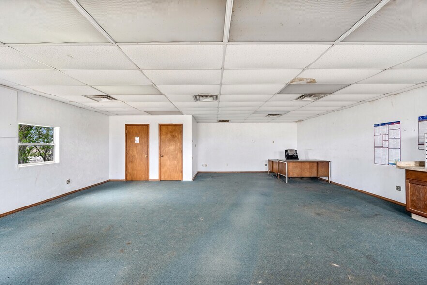 More Photos Of 403 Linwood Plz, Lindsay Warehouse For Sale