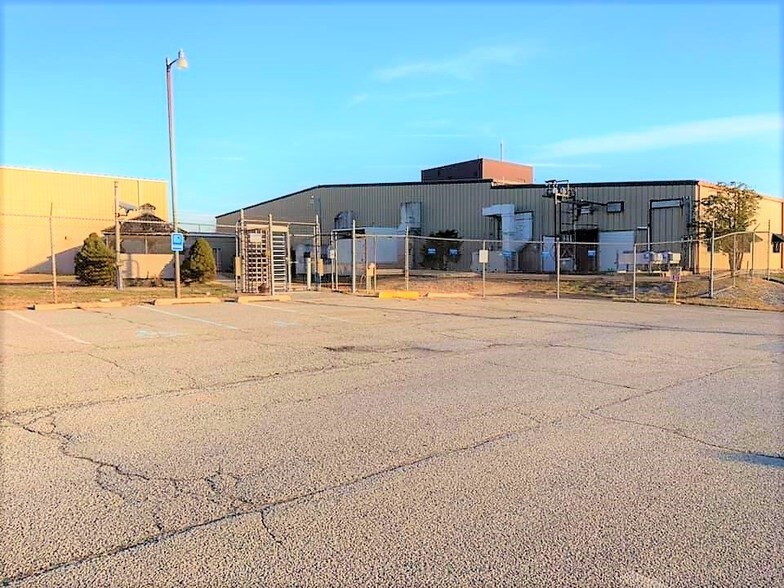 More Photos Of 701-703 Industrial Dr, Middletown Manufacturing For Lease