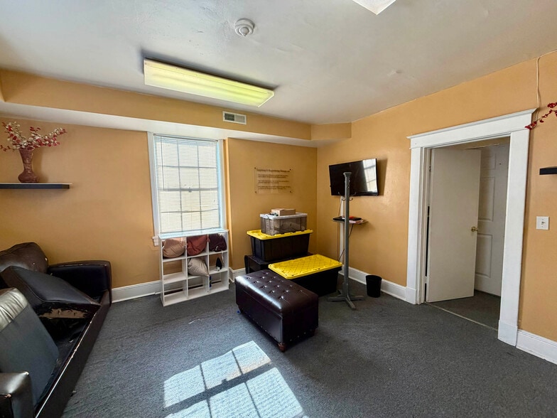 More Photos Of 5209 York Rd, Baltimore Office For Sale