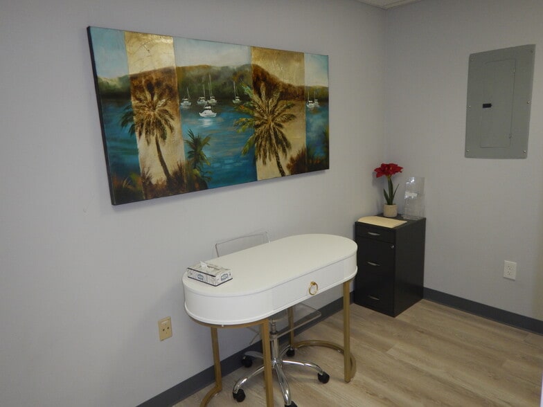 More Photos Of 254 N Broadway, Salem Storefront Retail Office For Sale