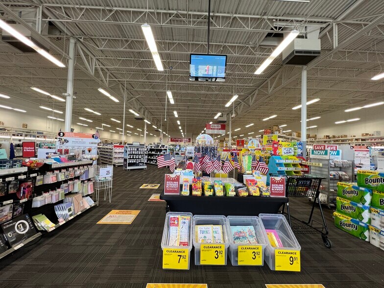 More Photos Of 613 S Dugan Rd, Wichita Freestanding For Lease