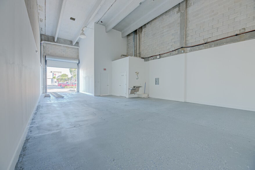 More Photos Of 3300 NW 112th Ave, Miami Light Manufacturing For Lease