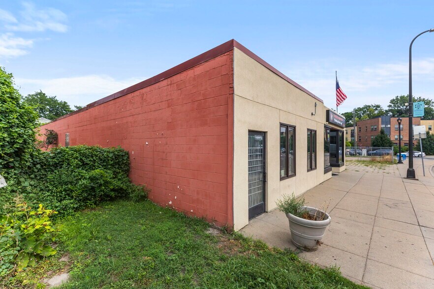 More Photos Of 2038 W Broadway Ave, Minneapolis Storefront For Sale