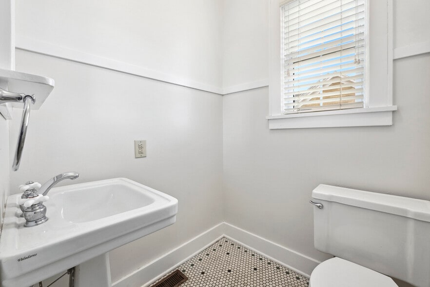 More Photos Of 355 N College Ave, Fayetteville Office Residential For Lease