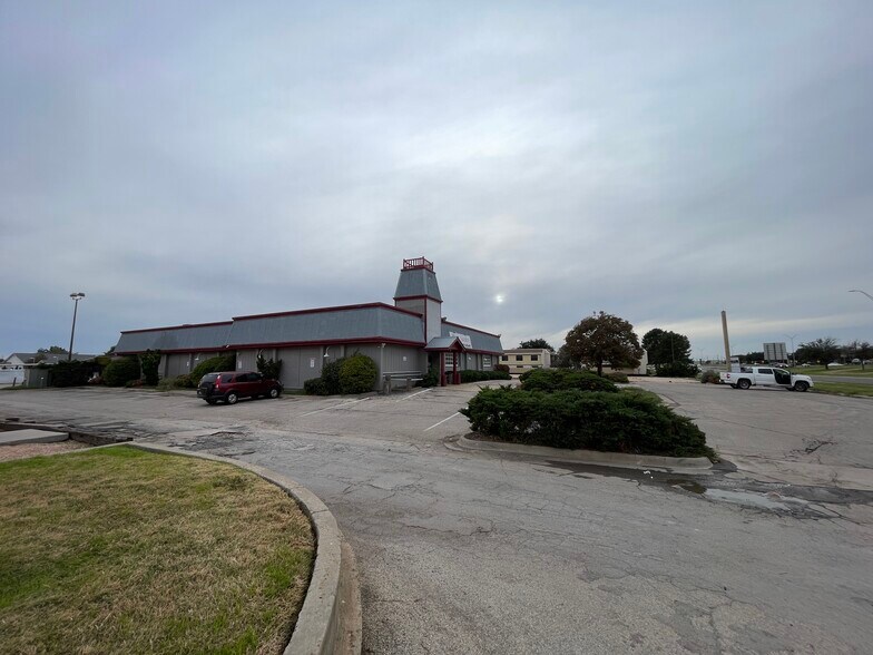 More Photos Of 2319 W Loop 250 N, Midland Flex For Sale