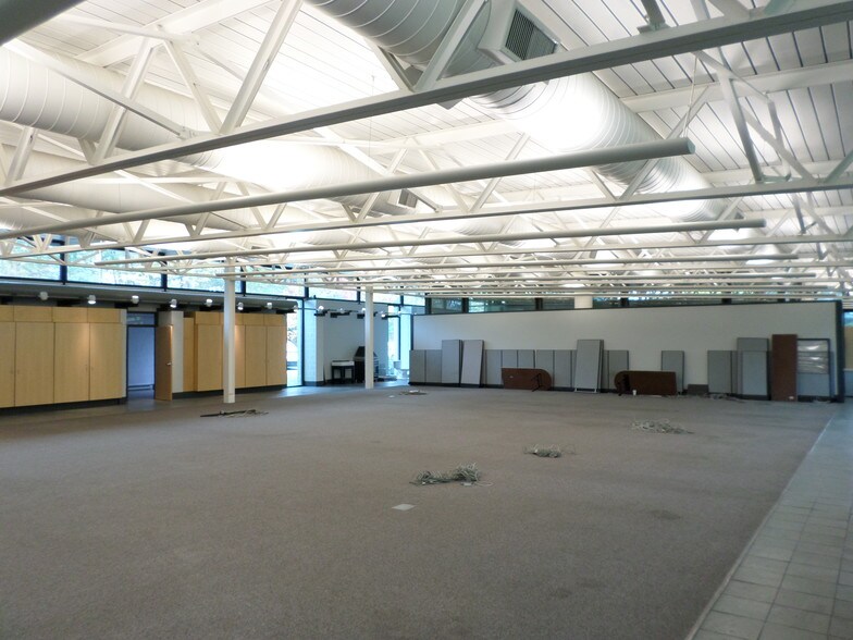 More Photos Of 395 Oak Hill Rd, Mountain Top Manufacturing For Lease