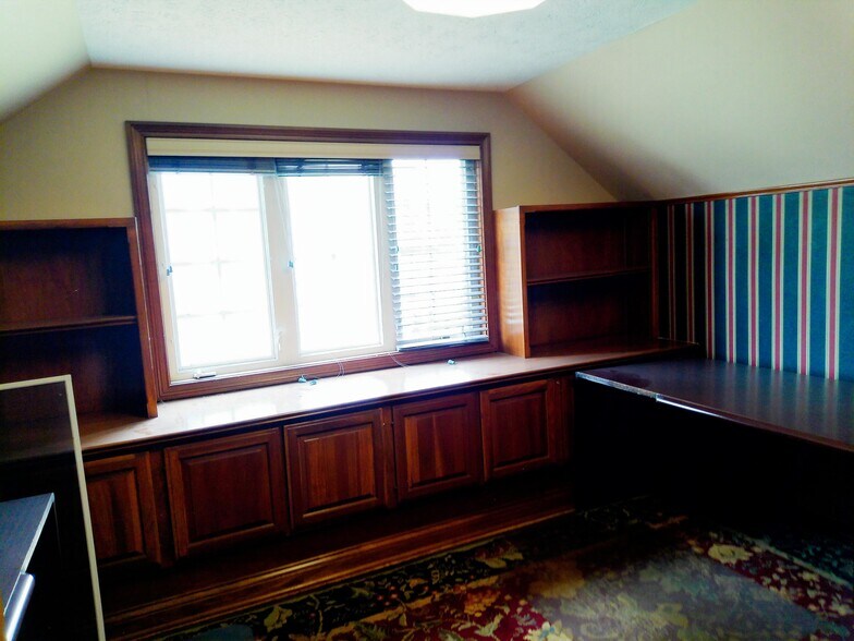 More Photos Of 10 Shoshone Dr, Carmel Office For Lease