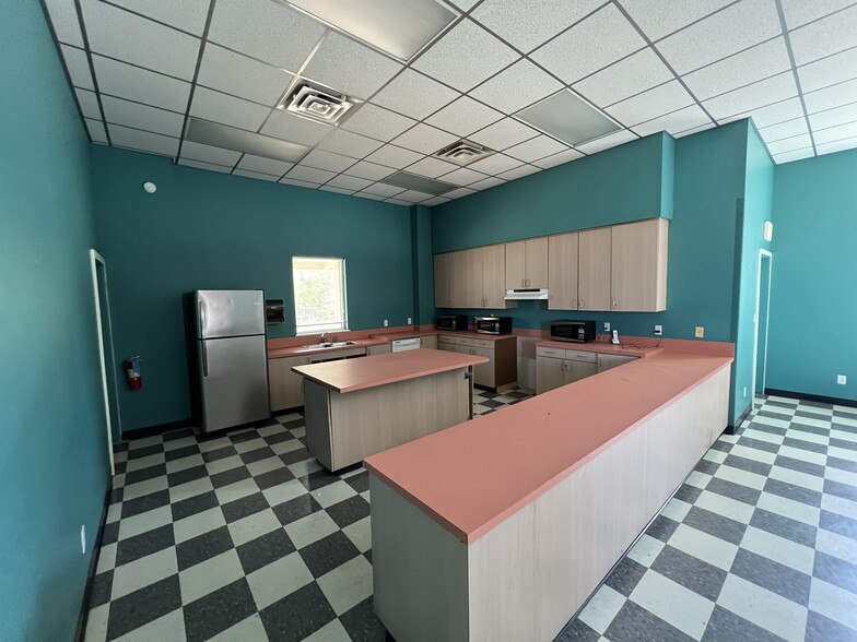 More Photos Of 204 N Alamo Blvd, Marshall Flex For Sale