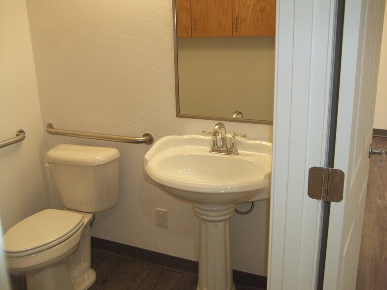 More Photos Of 5700 W Olive Ave, Glendale Medical For Lease