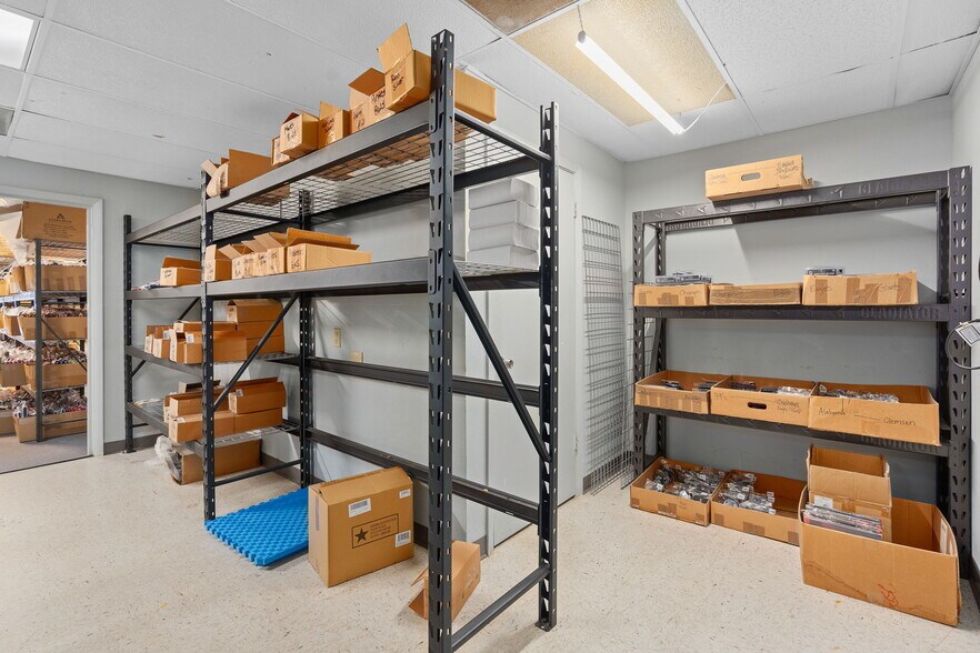 More Photos Of 175 Semoran Commerce Pl, Apopka Light Distribution For Sale