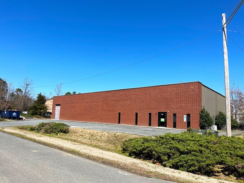 Primary Photo Of 4002 Sardis Dr, Monroe Light Distribution For Sale