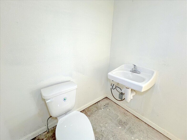 More Photos Of 7704 Irvington Blvd, Houston General Retail For Lease