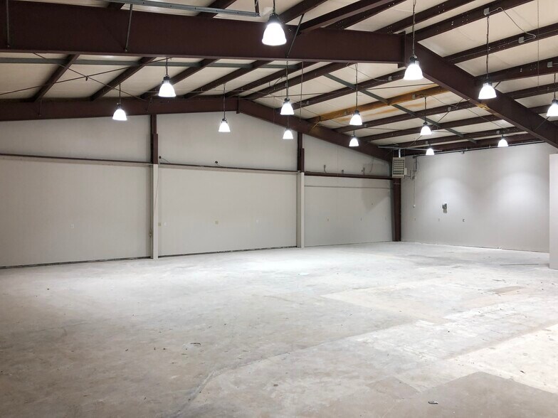 More Photos Of 132 NW 67th St, Oklahoma City Warehouse For Lease
