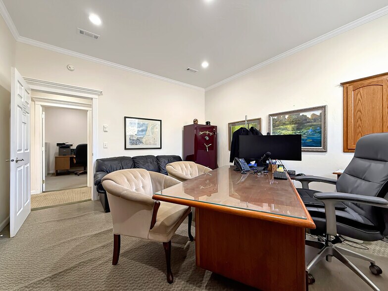 More Photos Of 624 Fleet St, Brookings Office For Sale