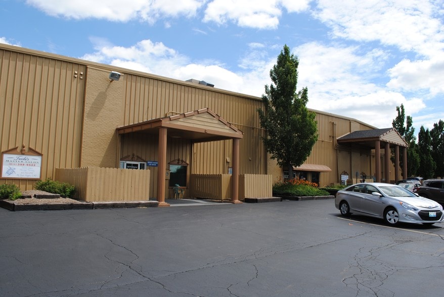 More Photos Of 300-320 N Alpine Rd, Rockford General Retail For Lease