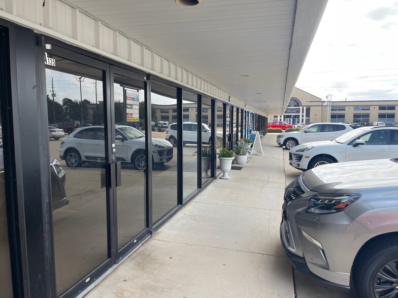 More Photos Of 701 E Main St, Tomball Storefront For Lease