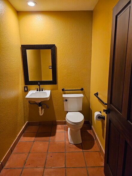 More Photos Of 17425 Redland Rd, San Antonio Office For Lease