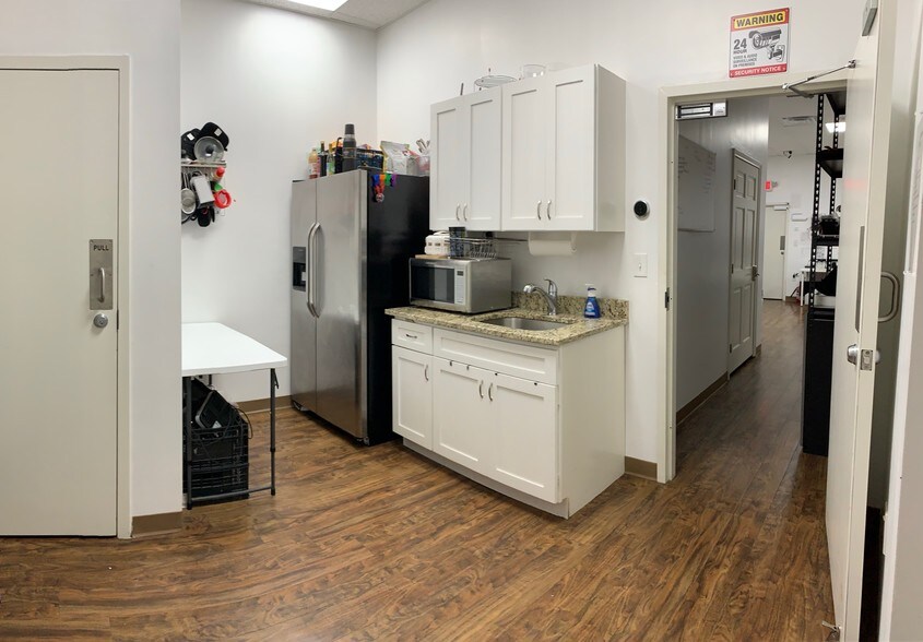 More Photos Of 3305 Mayhill Rd, Denton Unknown For Lease