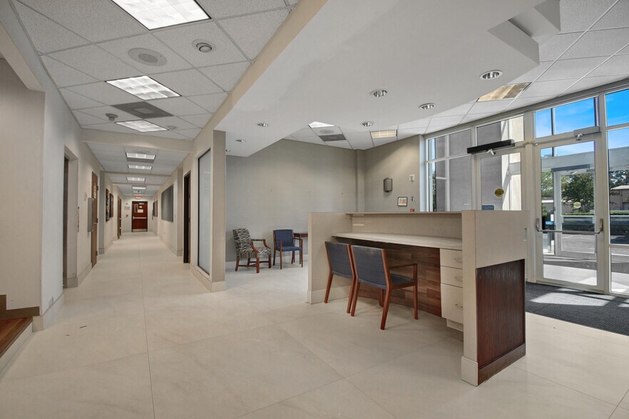 More Photos Of 9512 Sunbeam Center Dr, Jacksonville Office For Lease