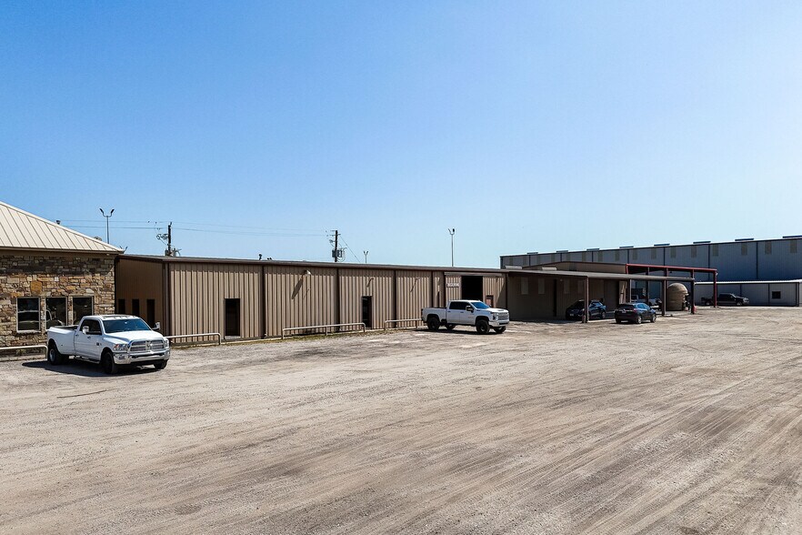 More Photos Of 11900 Hirsch Rd, Houston Warehouse For Lease