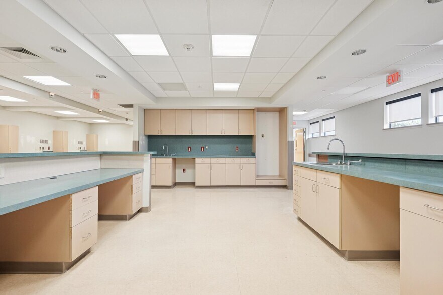 More Photos Of 2000 Grant Ave, Philadelphia Medical For Sale