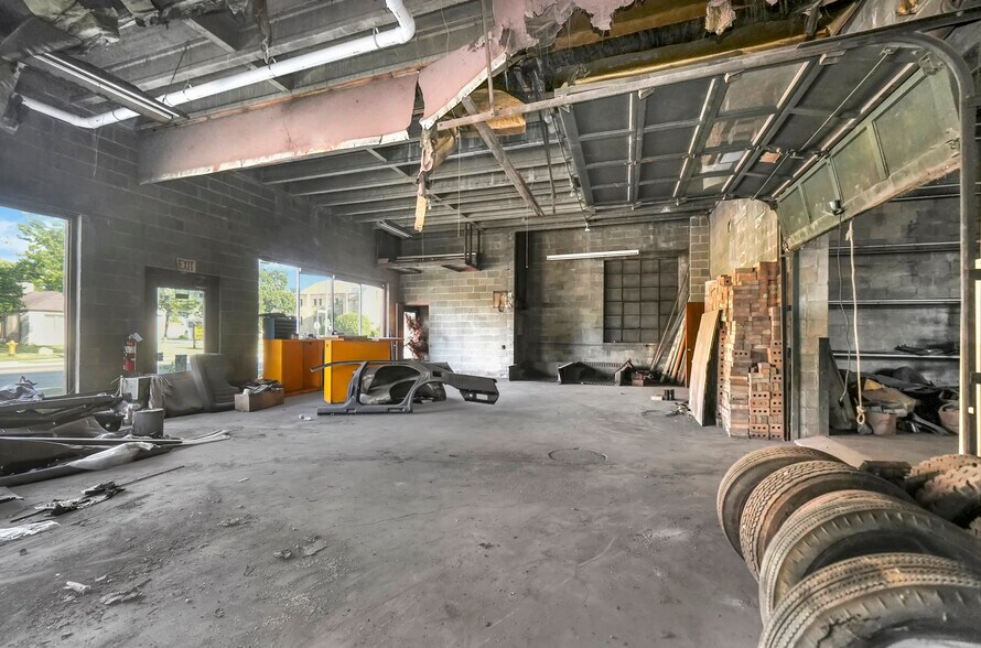 More Photos Of 655 N Washington St, Naperville Service For Sale