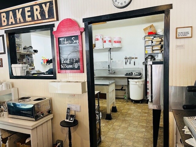 More Photos Of 1911 2nd St, Tillamook General Retail For Sale