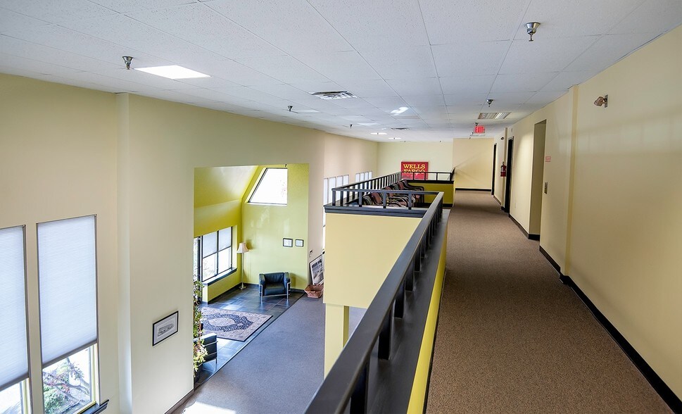 More Photos Of 400 Mack Dr, Croydon Flex For Lease