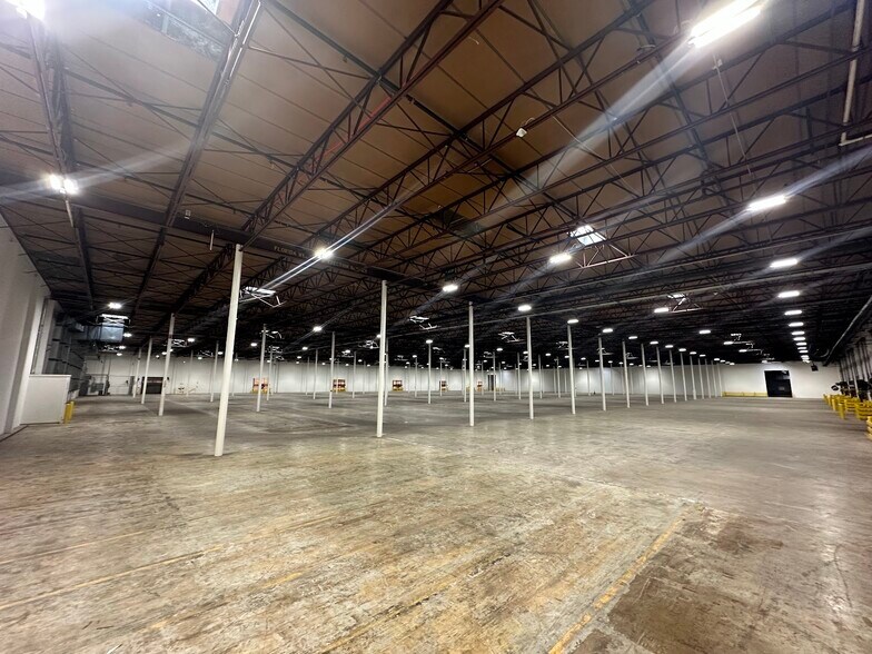 More Photos Of 7475 Chancellor Dr, Orlando Warehouse For Lease