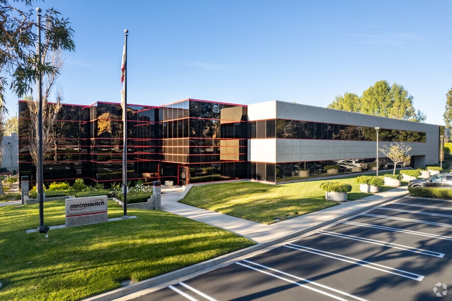 More Photos Of 2685 Park Center Dr, Simi Valley Warehouse For Lease