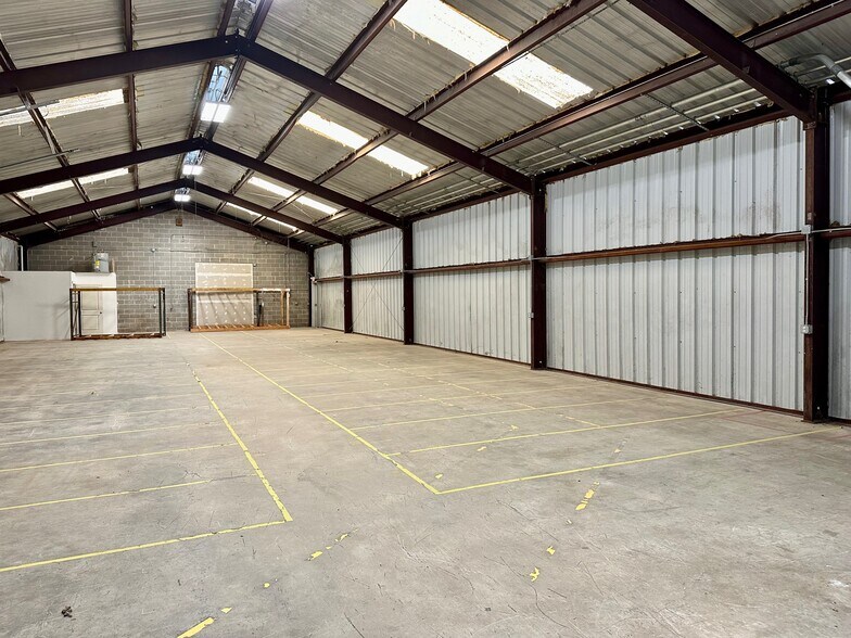 More Photos Of 200-232 W New Braunfels St, Seguin Warehouse For Lease