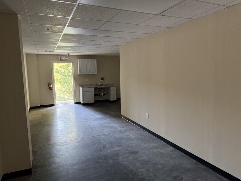 More Photos Of 71 Southern Ct, Hiram Warehouse For Lease