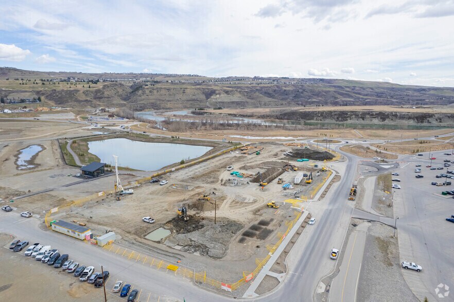 More Photos Of 264 Park St, Cochrane Storefront Retail Office For Lease