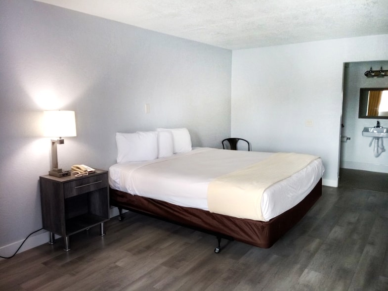 More Photos Of 1820 S 7th St, Phoenix Hotel For Sale