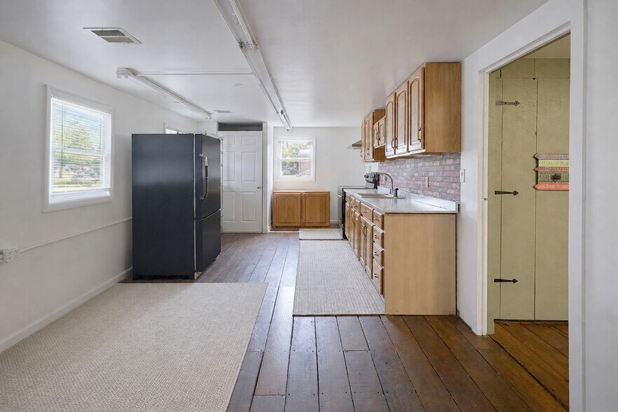 More Photos Of 13 Danbury Rd, Wilton Freestanding For Lease