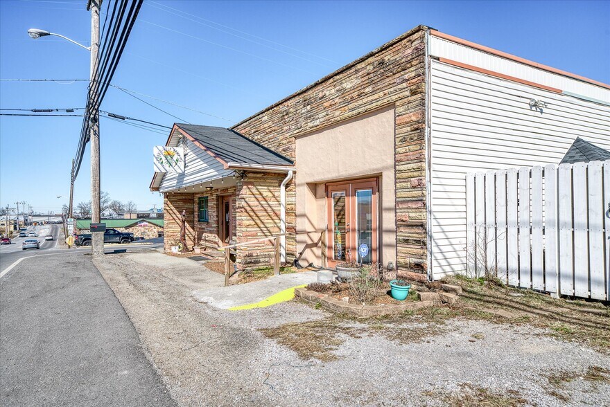 More Photos Of 142 West Ave, Crossville Medical For Sale