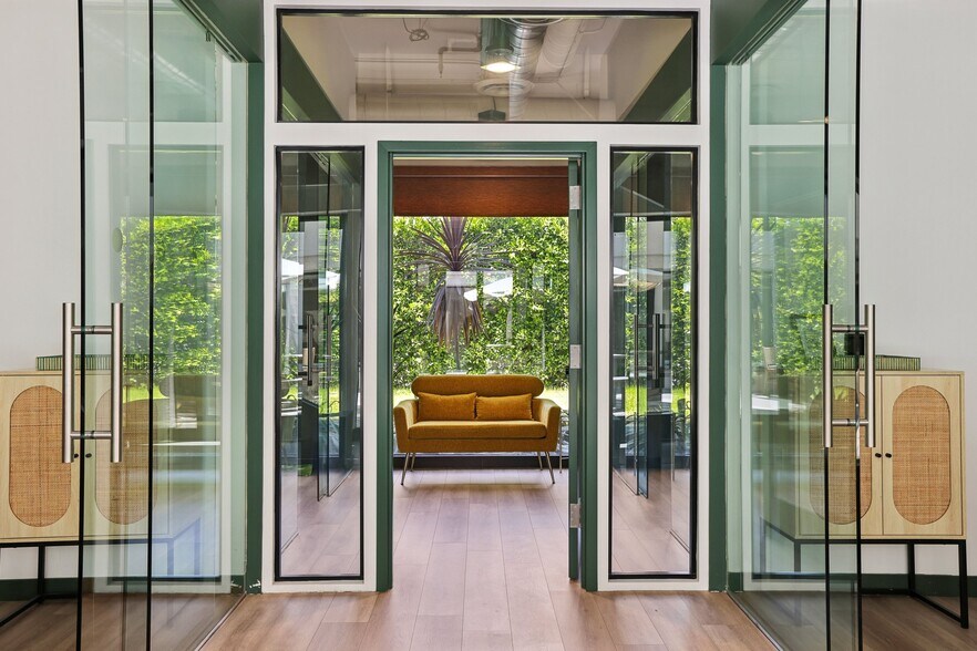 More Photos Of 6700 Santa Monica Blvd, Los Angeles Unknown For Lease