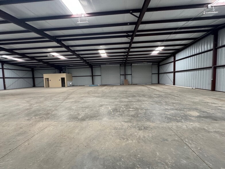 More Photos Of 11620 Old River Rd, Bakersfield Warehouse For Lease